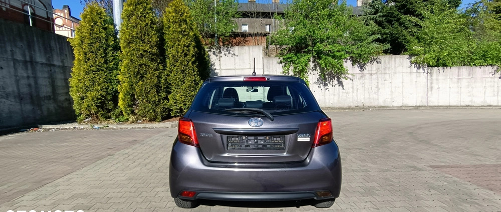 Toyota Yaris cena 23999 przebieg: 270000, rok produkcji 2015 z Wałbrzych małe 277